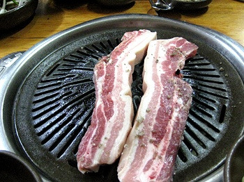 꿀꿀이통돼지왕소금구이 이미지